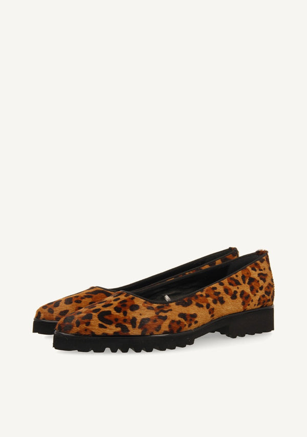 Ruka women's leopard-print leather ballet flats with thick track soles