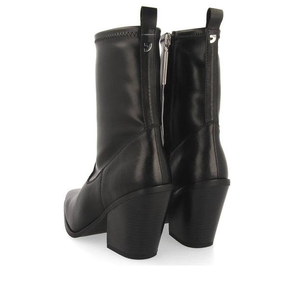 Bota elástica de piel color negro y punta semicuadrada para mujer drymen