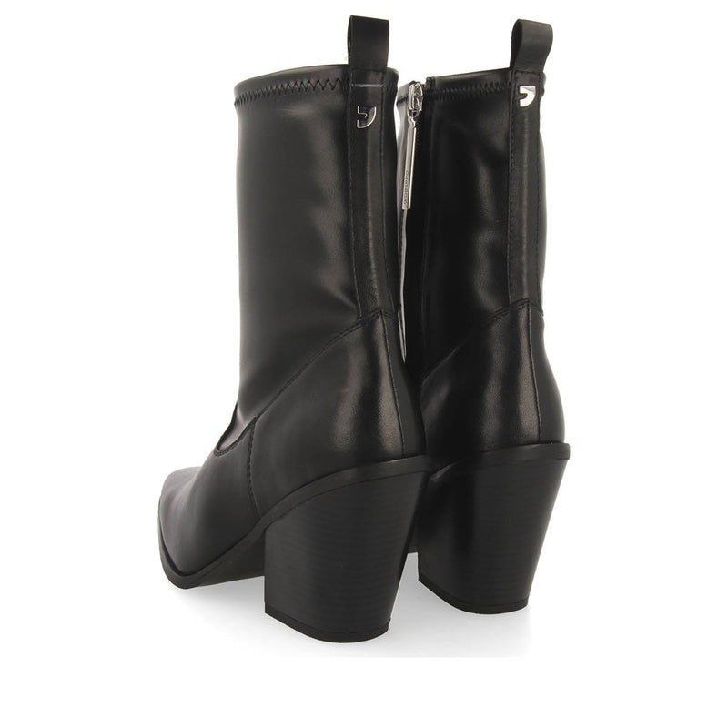 Bota elástica de piel color negro y punta semicuadrada para mujer drymen