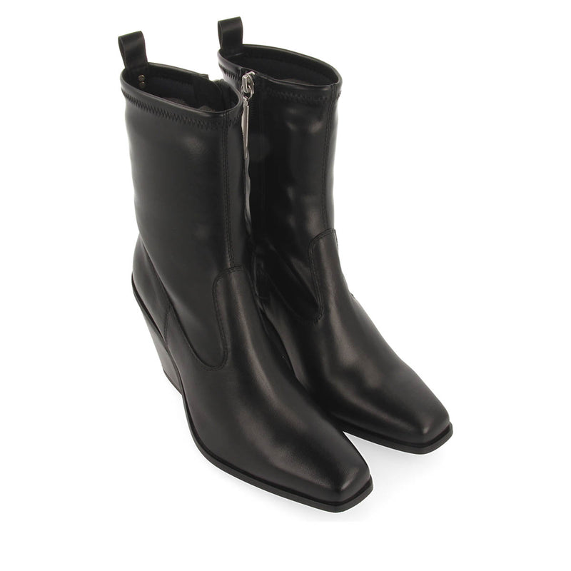 Bota elástica de piel color negro y punta semicuadrada para mujer drymen