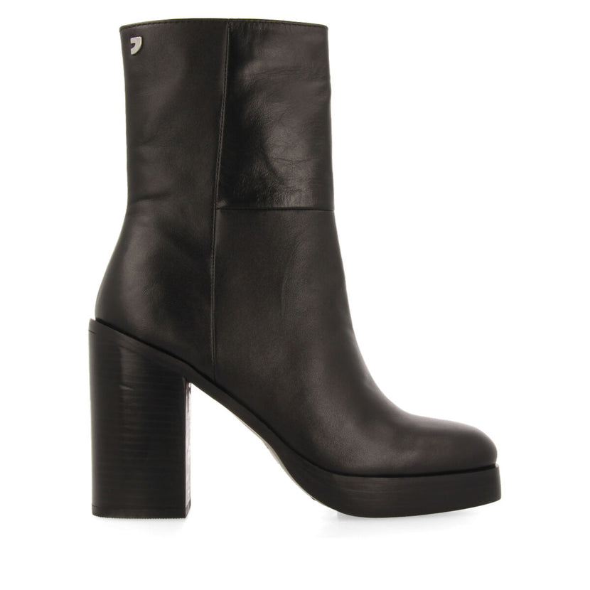 Bota media en piel color negro con tacón ancho y plataforma para mujer andoya