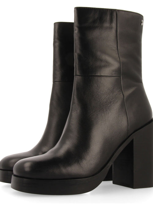 Bota media en piel color negro con tacón ancho y plataforma para mujer andoya