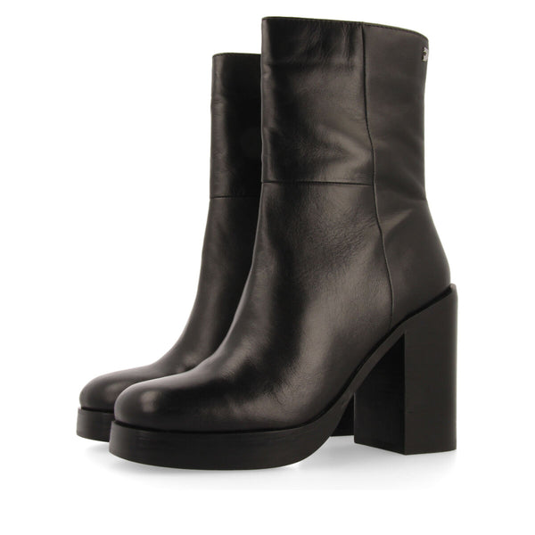 Bota media en piel color negro con tacón ancho y plataforma para mujer andoya