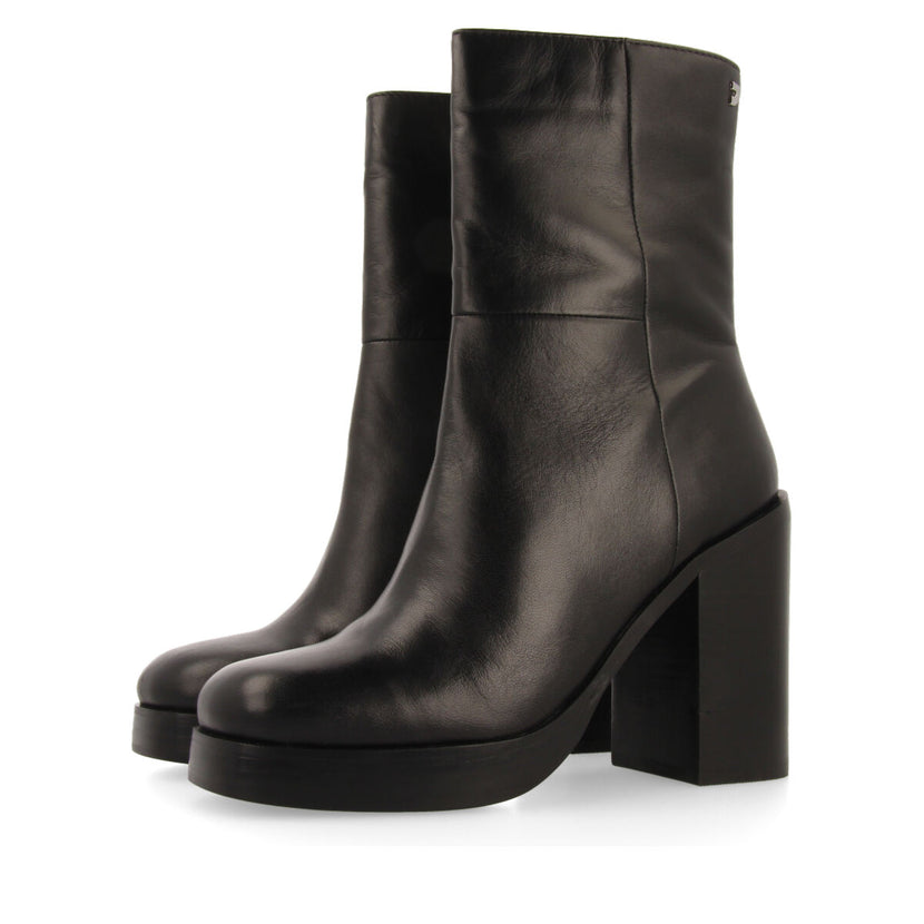 Bota media en piel color negro con tacón ancho y plataforma para mujer andoya