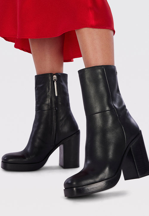 Bota media en piel color negro con tacón ancho y plataforma para mujer andoya