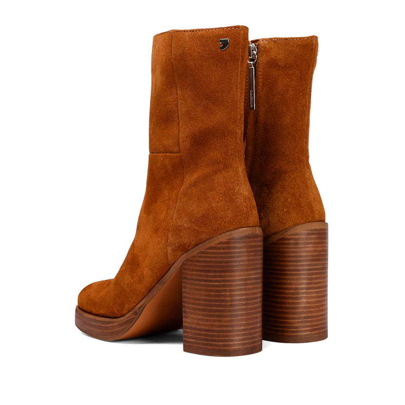 Bota media en piel de color cuero con tacón ancho y plataforma para mujer stranda