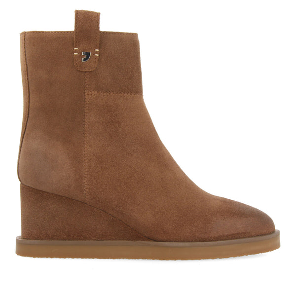Botín taupe de serraje con cuña para mujer doland