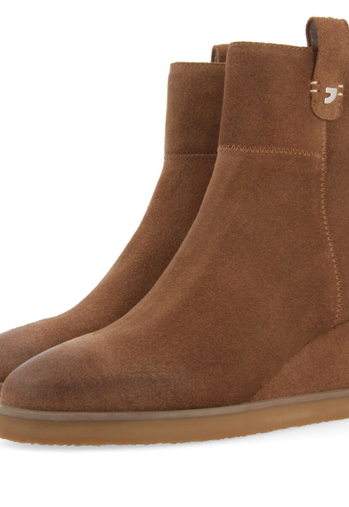 Botín taupe de serraje con cuña para mujer doland