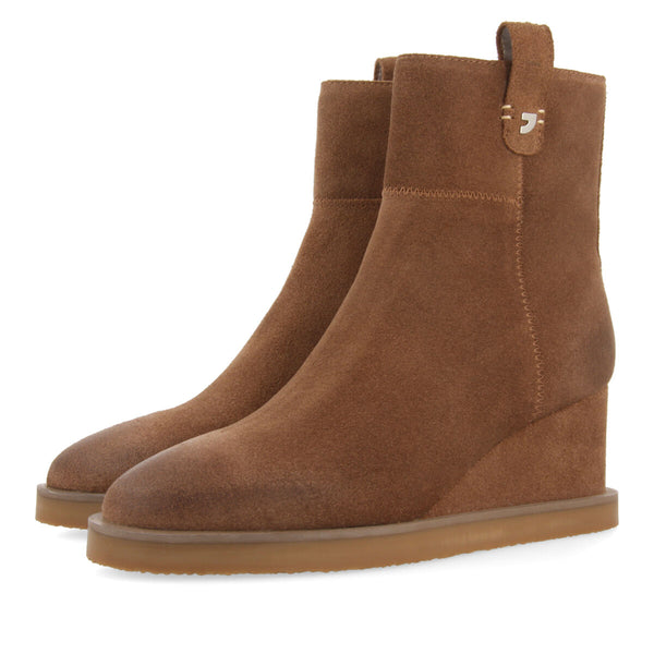 Botín taupe de serraje con cuña para mujer doland