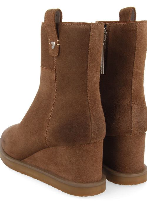 Botín taupe de serraje con cuña para mujer doland