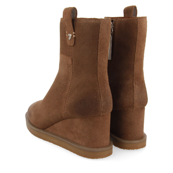 Botín taupe de serraje con cuña para mujer doland