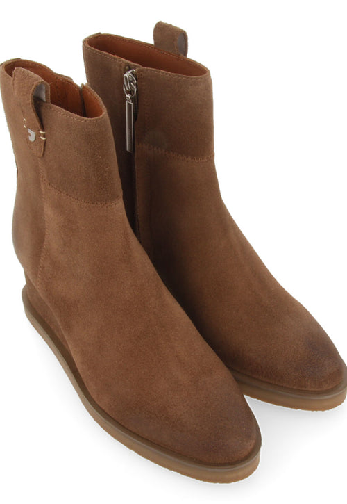 Botín taupe de serraje con cuña para mujer doland