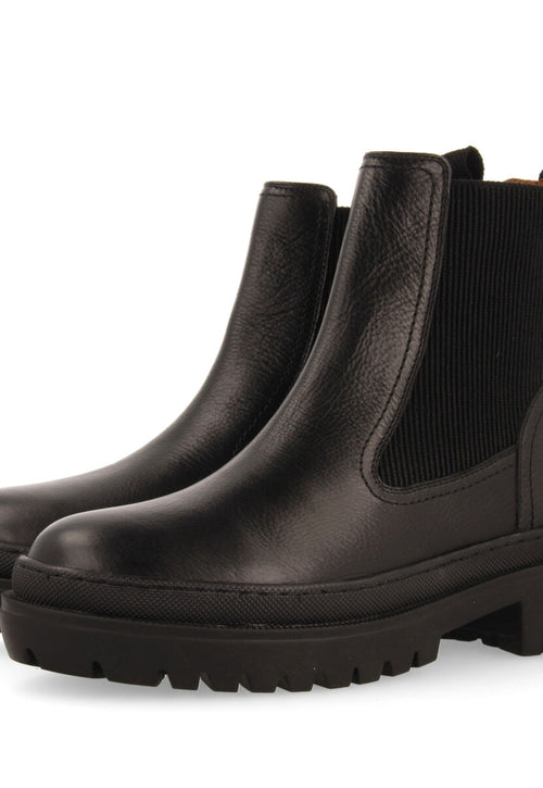 Botín negro tipo chelsea con elásticos laterales y piso track en piel para mujer langen