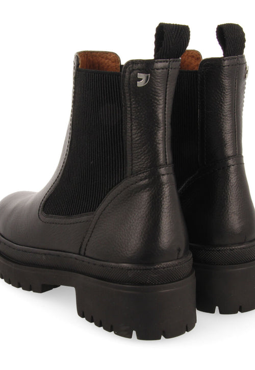 Botín negro tipo chelsea con elásticos laterales y piso track en piel para mujer langen