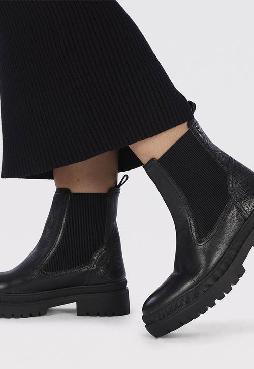 Botín negro tipo chelsea con elásticos laterales y piso track en piel para mujer langen