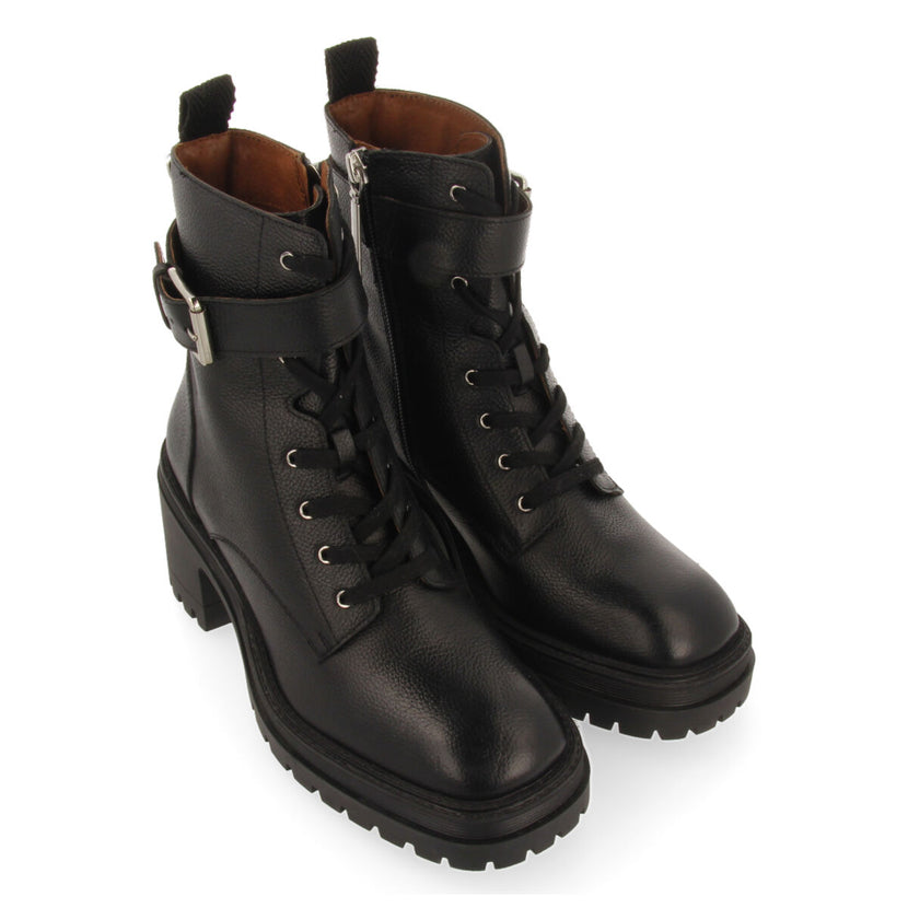 Botín tipo biker de cordones y piso track con tacón de piel negra kelso