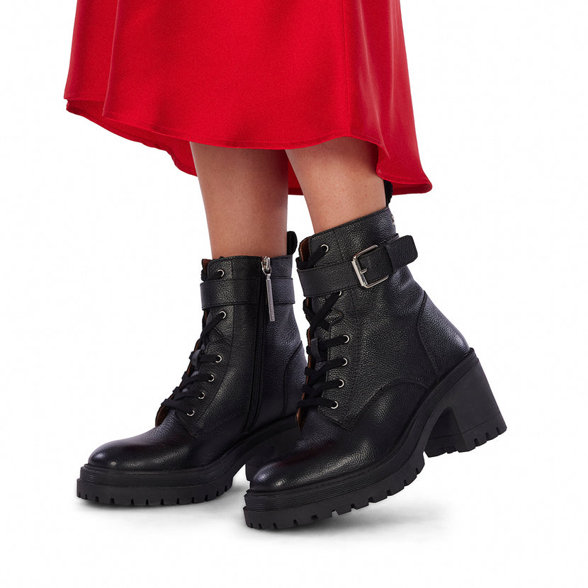 Botín tipo biker de cordones y piso track con tacón de piel negra kelso