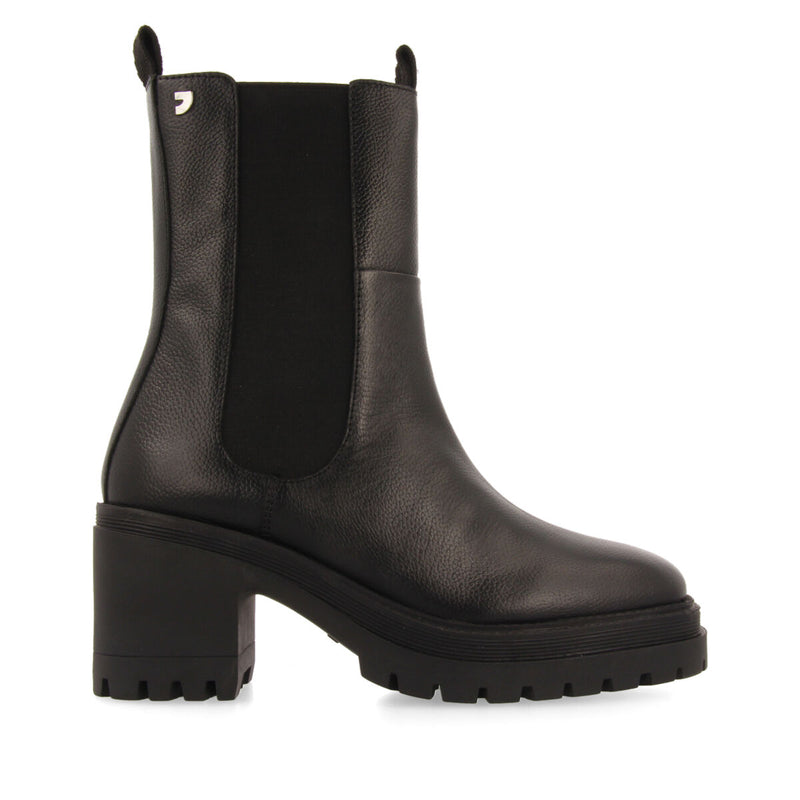 Horsens women's black chelsea boots with heeled track soles
