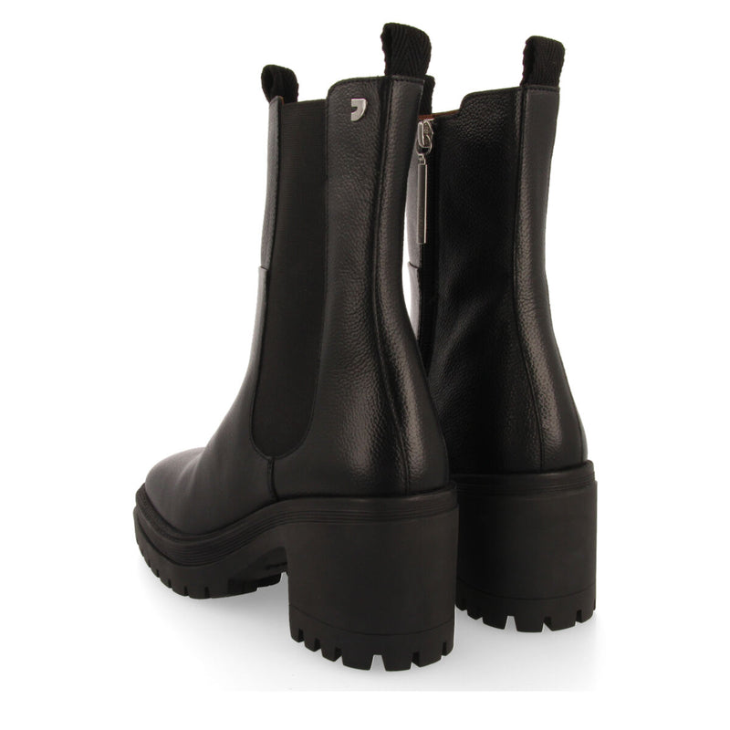 Horsens women's black chelsea boots with heeled track soles