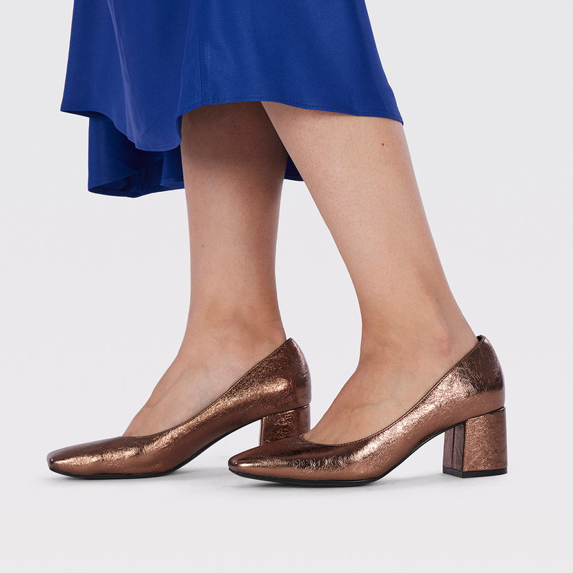 Buckie women's bronze court shoes