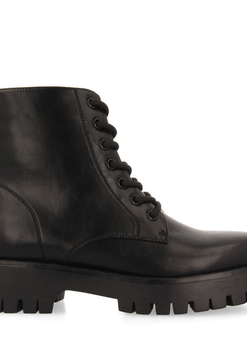 Botín negro tipo biker con cordones y piso track para mujer hesseng