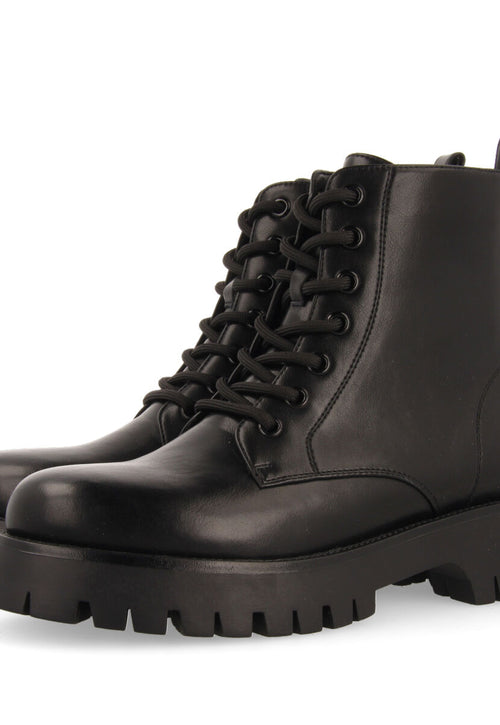 Botín negro tipo biker con cordones y piso track para mujer hesseng