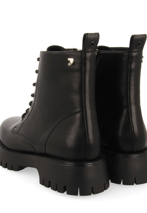 Botín negro tipo biker con cordones y piso track para mujer hesseng