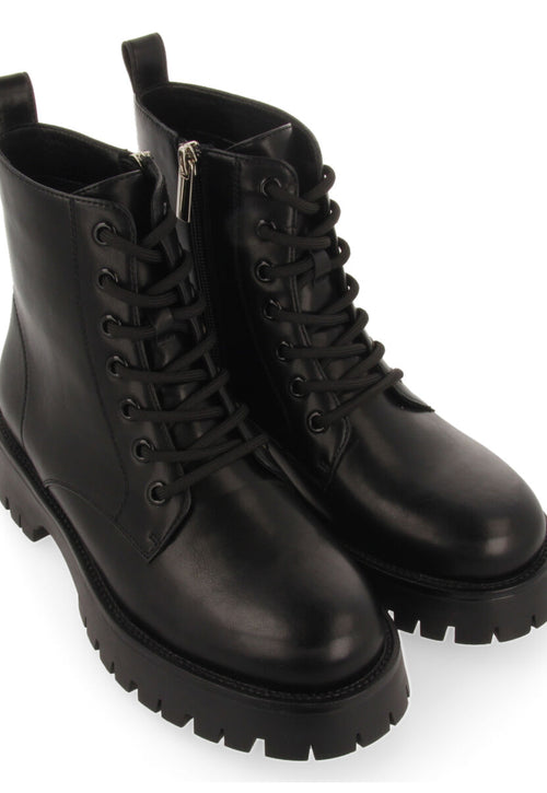 Botín negro tipo biker con cordones y piso track para mujer hesseng