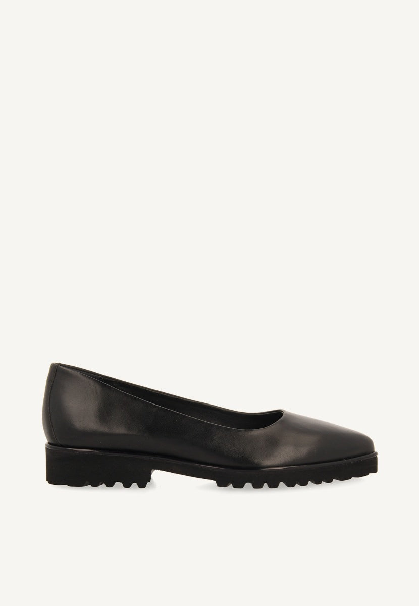 Sauchie women's black leather ballet flats with track soles
