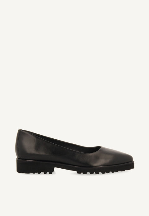 SAUCHIE WOMEN'S BLACK LEATHER BALLET FLATS WITH TRACK SOLES