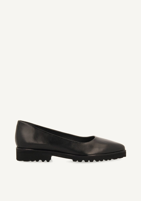 Sauchie women's black leather ballet flats with track soles