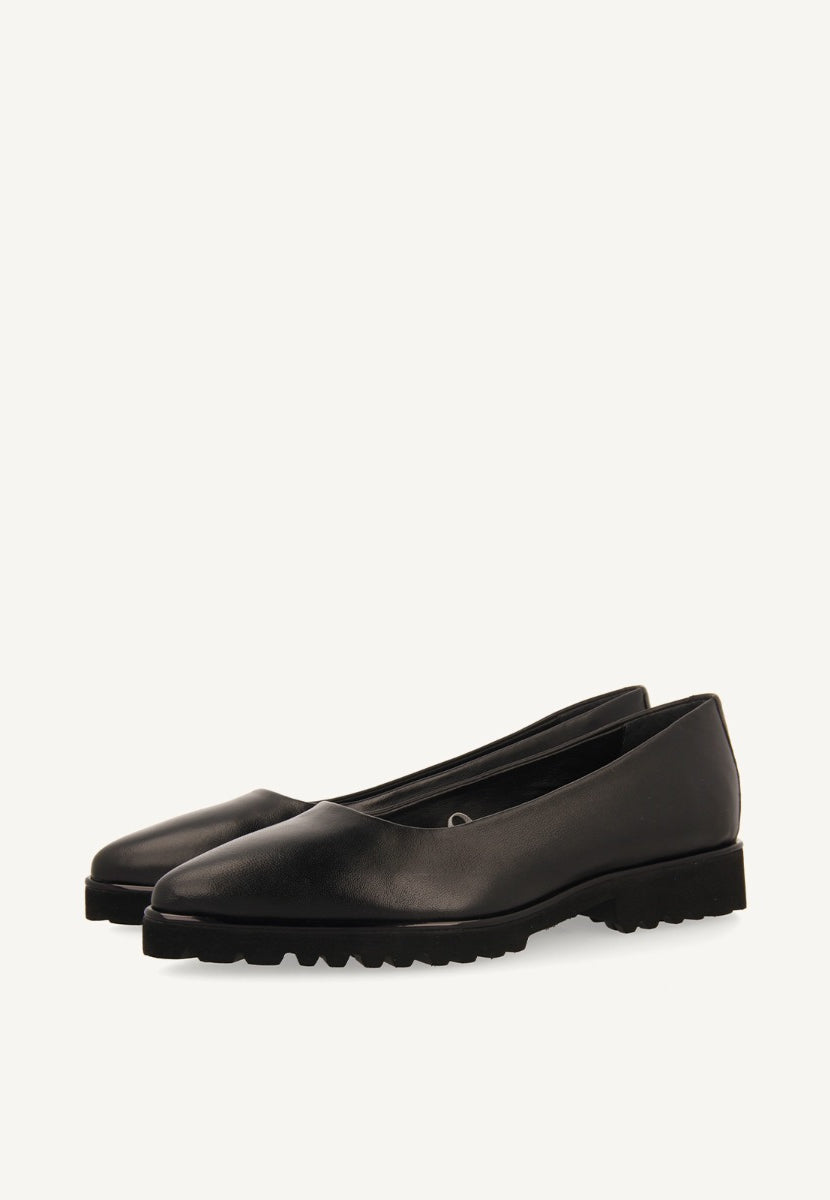 Sauchie women's black leather ballet flats with track soles