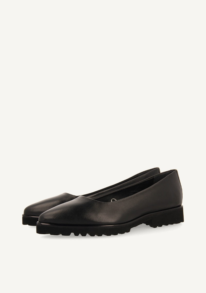 Sauchie women's black leather ballet flats with track soles