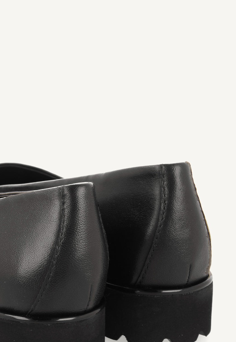 Sauchie women's black leather ballet flats with track soles