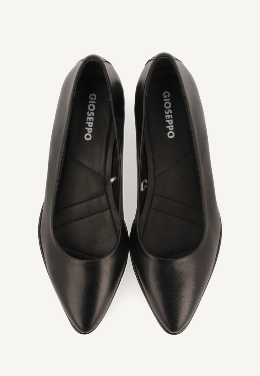 Sauchie women's black leather ballet flats with track soles