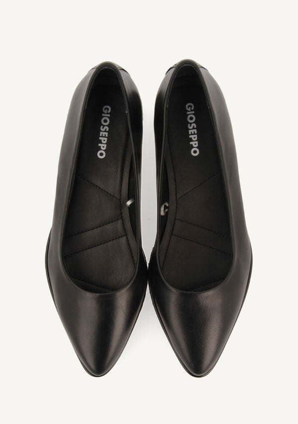 Sauchie women's black leather ballet flats with track soles
