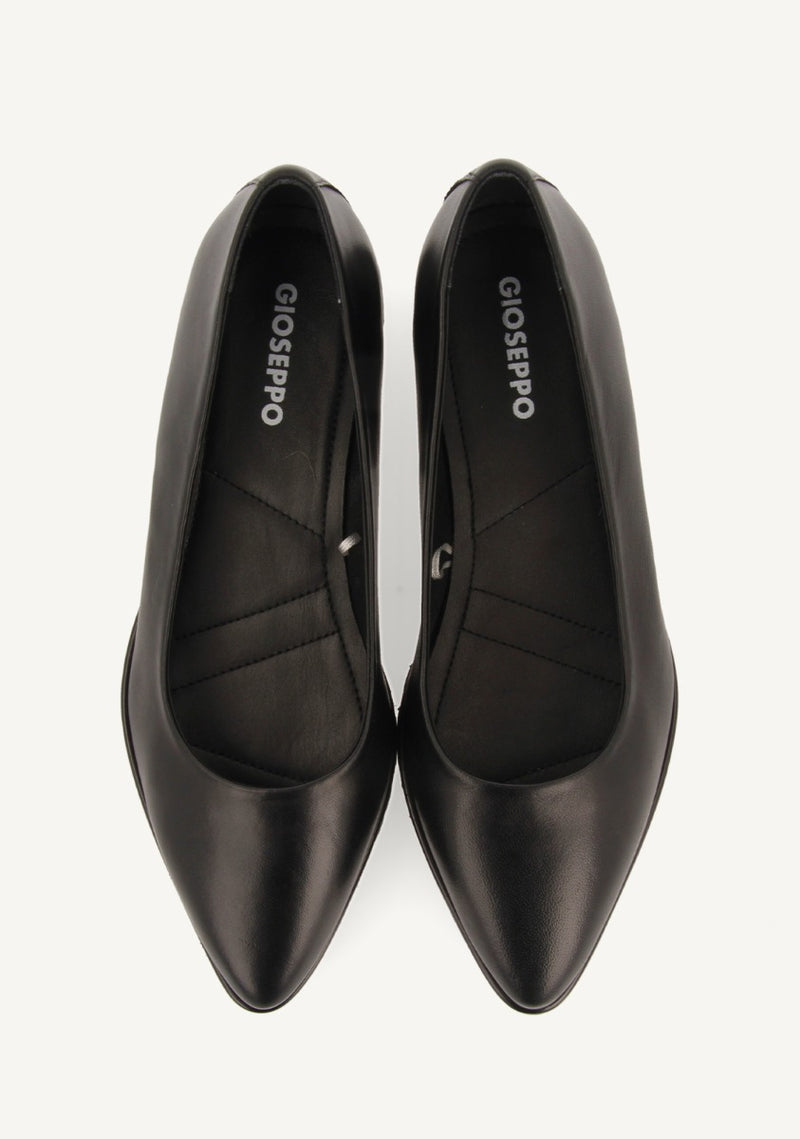 Sauchie women's black leather ballet flats with track soles