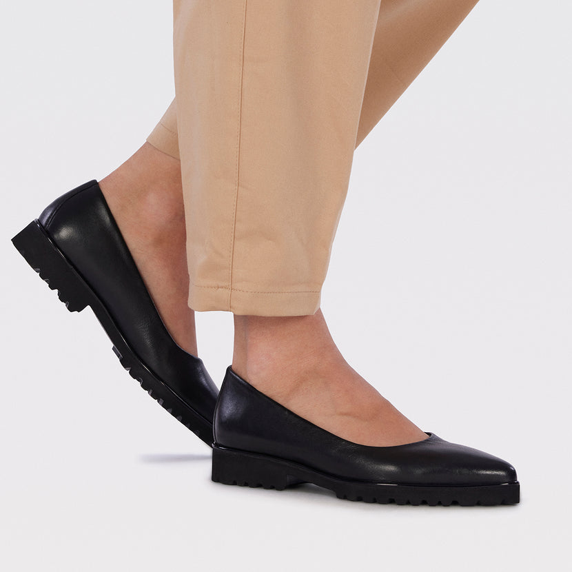 Sauchie women's black leather ballet flats with track soles