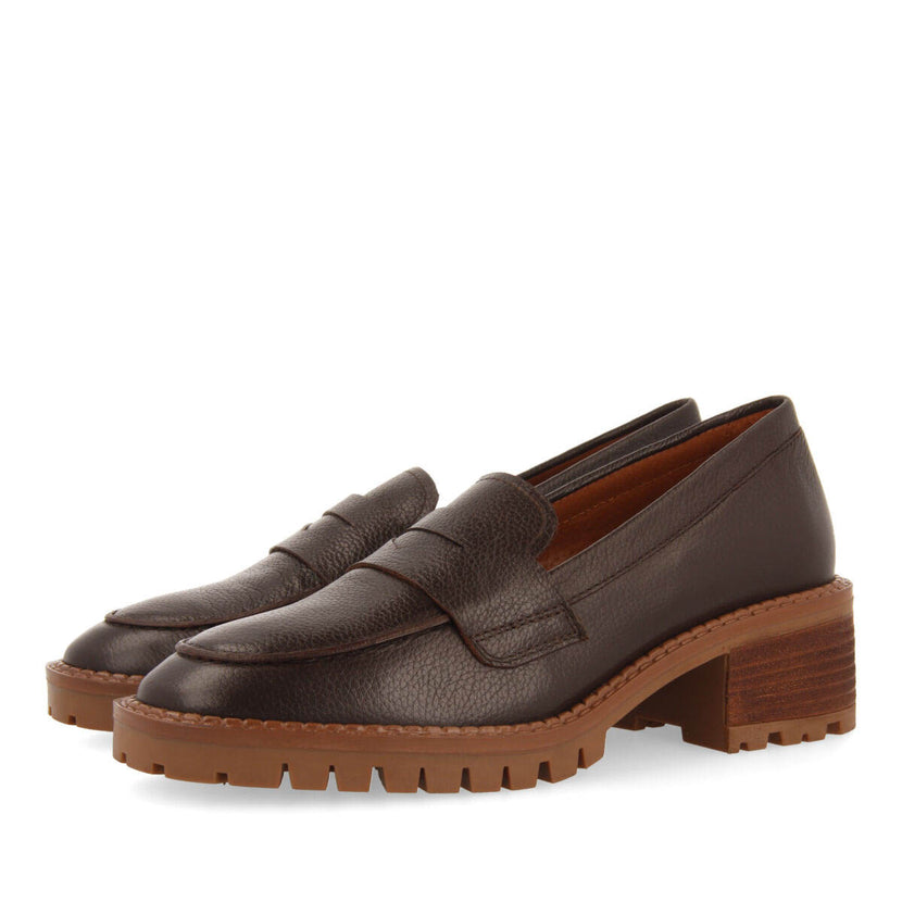 Mocasines de piel color moka con piso track para mujer bismo  
