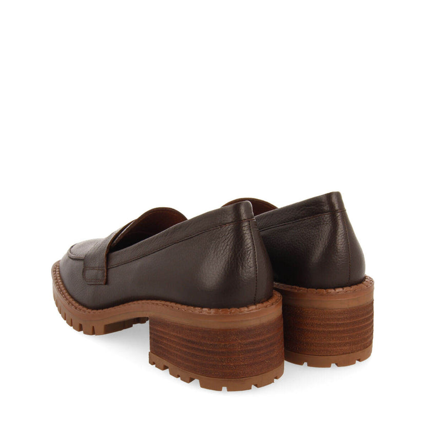 Mocasines de piel color moka con piso track para mujer bismo  