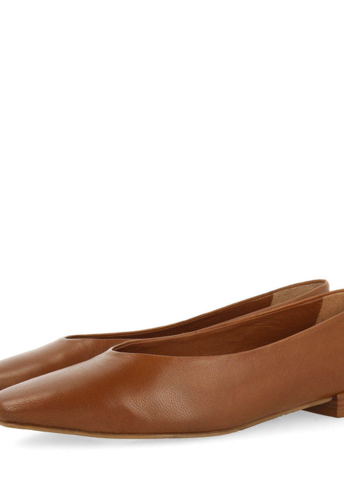 Bailarinas color cuero con punta fina para mujer gifford 