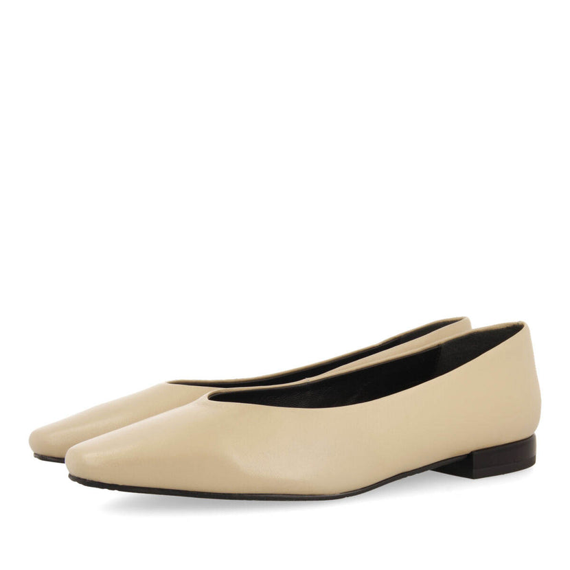 Bailarinas color off-white con punta fina para mujer gifford 