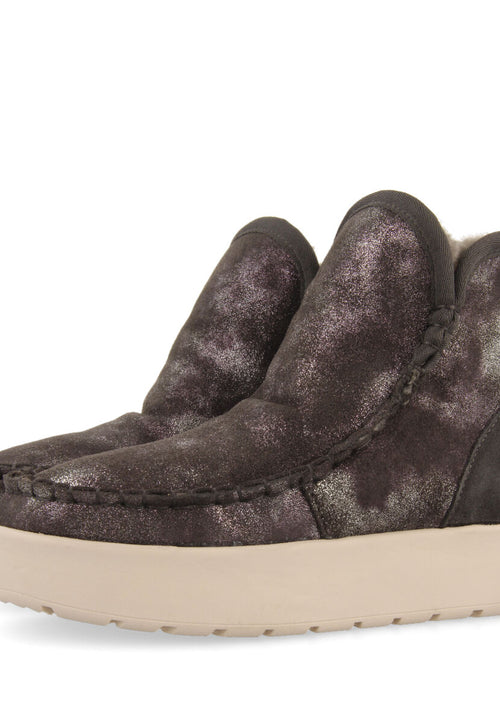 Botín tipo australiano de serraje gris metalizado para mujer annan 