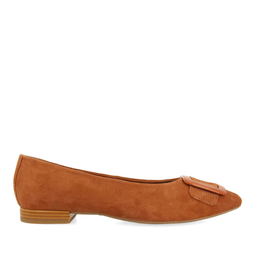 Bailarinas color cuero de piel con detalle de hebilla en charol para mujer ballstad