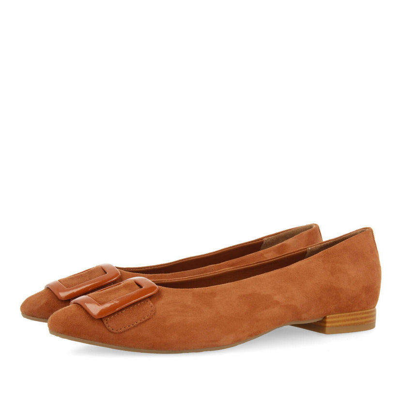 Bailarinas color cuero de piel con detalle de hebilla en charol para mujer ballstad