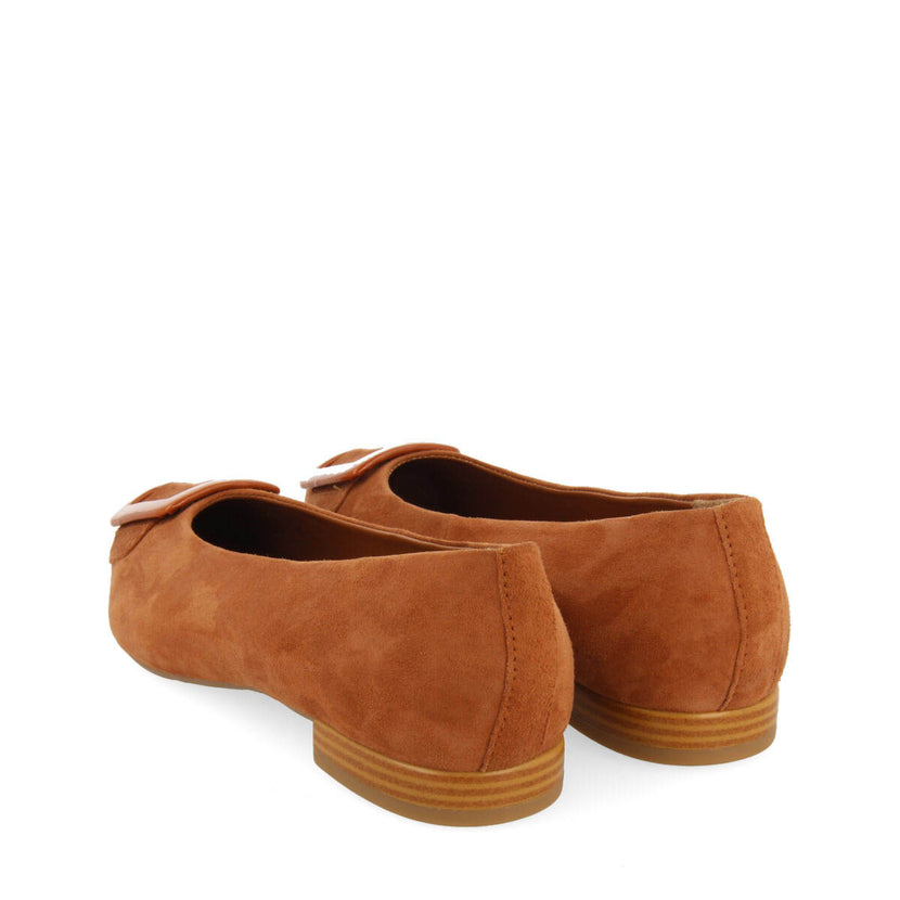 Bailarinas color cuero de piel con detalle de hebilla en charol para mujer ballstad