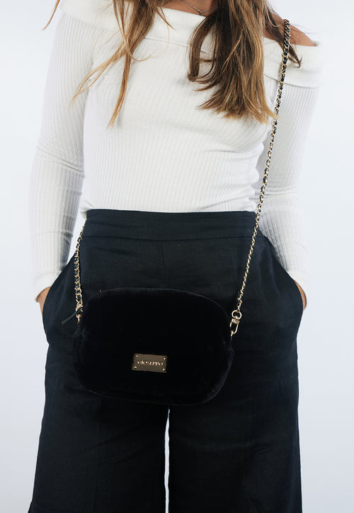 MALA PRETA DE PELO COM ALÇA COM CORRENTE - FISS