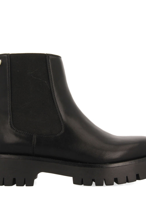 Botín negro tipo chelsea con elásticos y piso track para mujer geilo