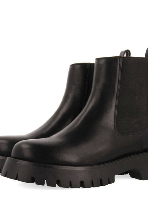 Botín negro tipo chelsea con elásticos y piso track para mujer geilo