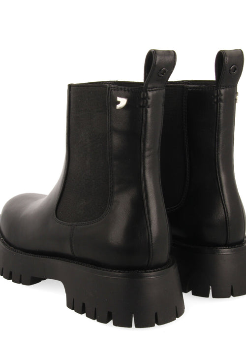 Botín negro tipo chelsea con elásticos y piso track para mujer geilo